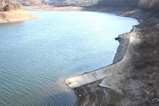 '최악 가뭄' 에 수몰 전 옛도로 드러난 주암댐